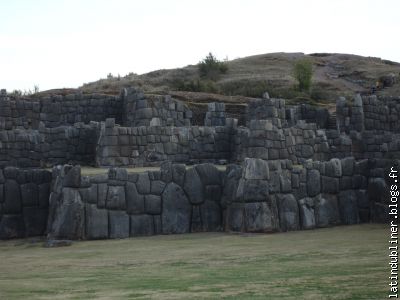 Les murs en zigzag du site de Sacsahuaman